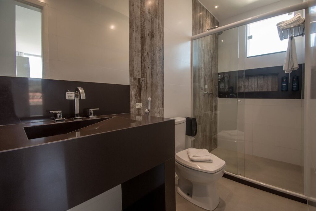 apartamento vista mar banheiro — Hotel Experience João Fernandes