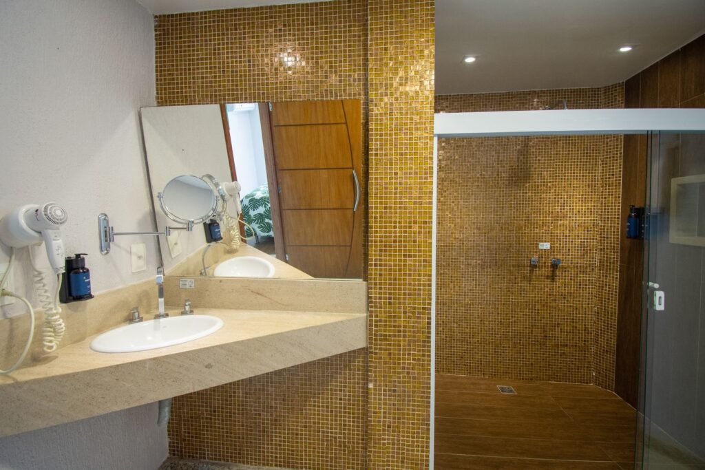 classic 2 quartos banheiro 1 — Hotel Experience João Fernandes