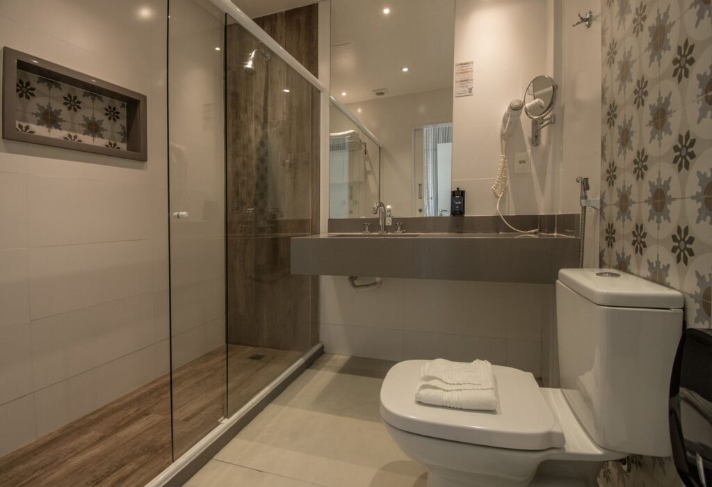 suite master banheiro — Hotel Experience João Fernandes
